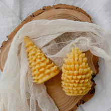Load image into Gallery viewer, HOLIDAY BEESWAX CANDLE