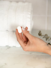Load image into Gallery viewer, GLASS & MIRROR CLEANER / REFILL TABLET